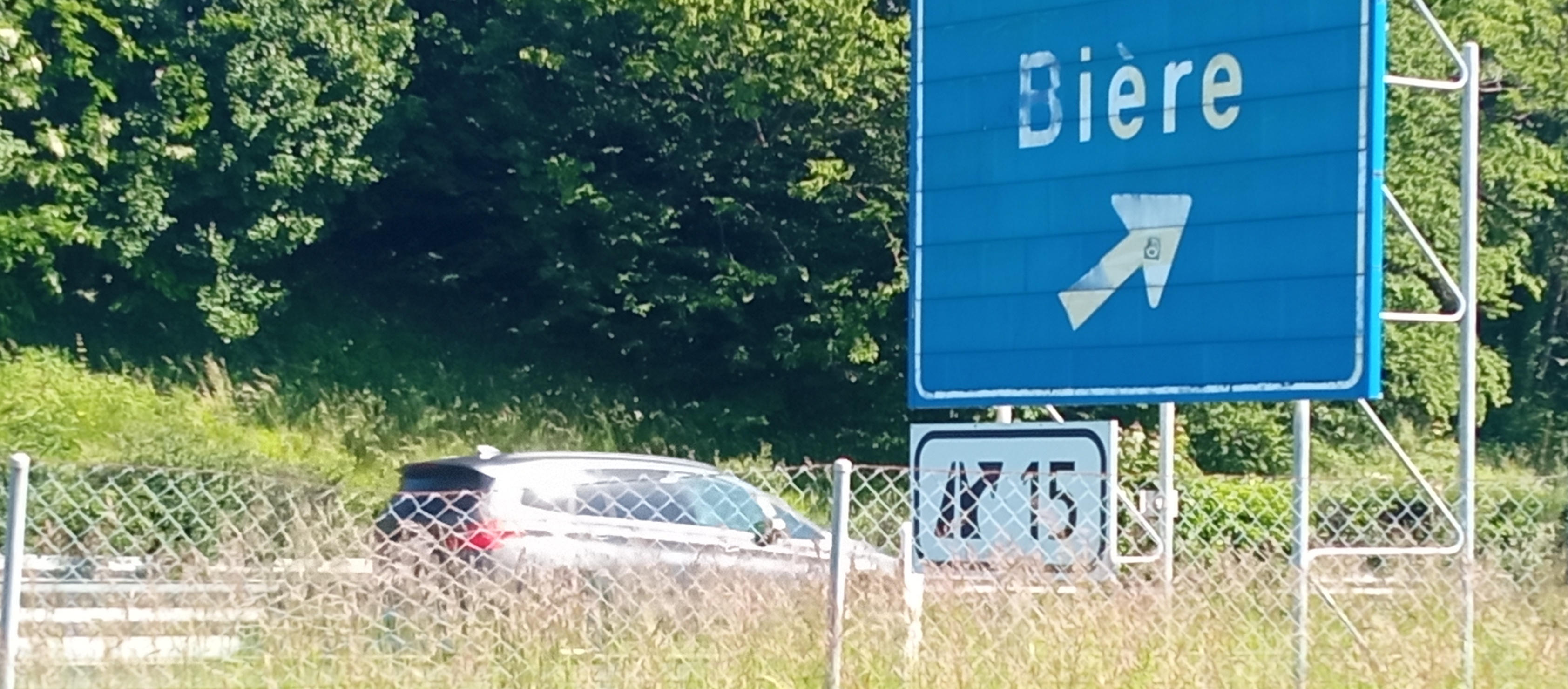 Panneau d'autoroute indiquant ''Bière''