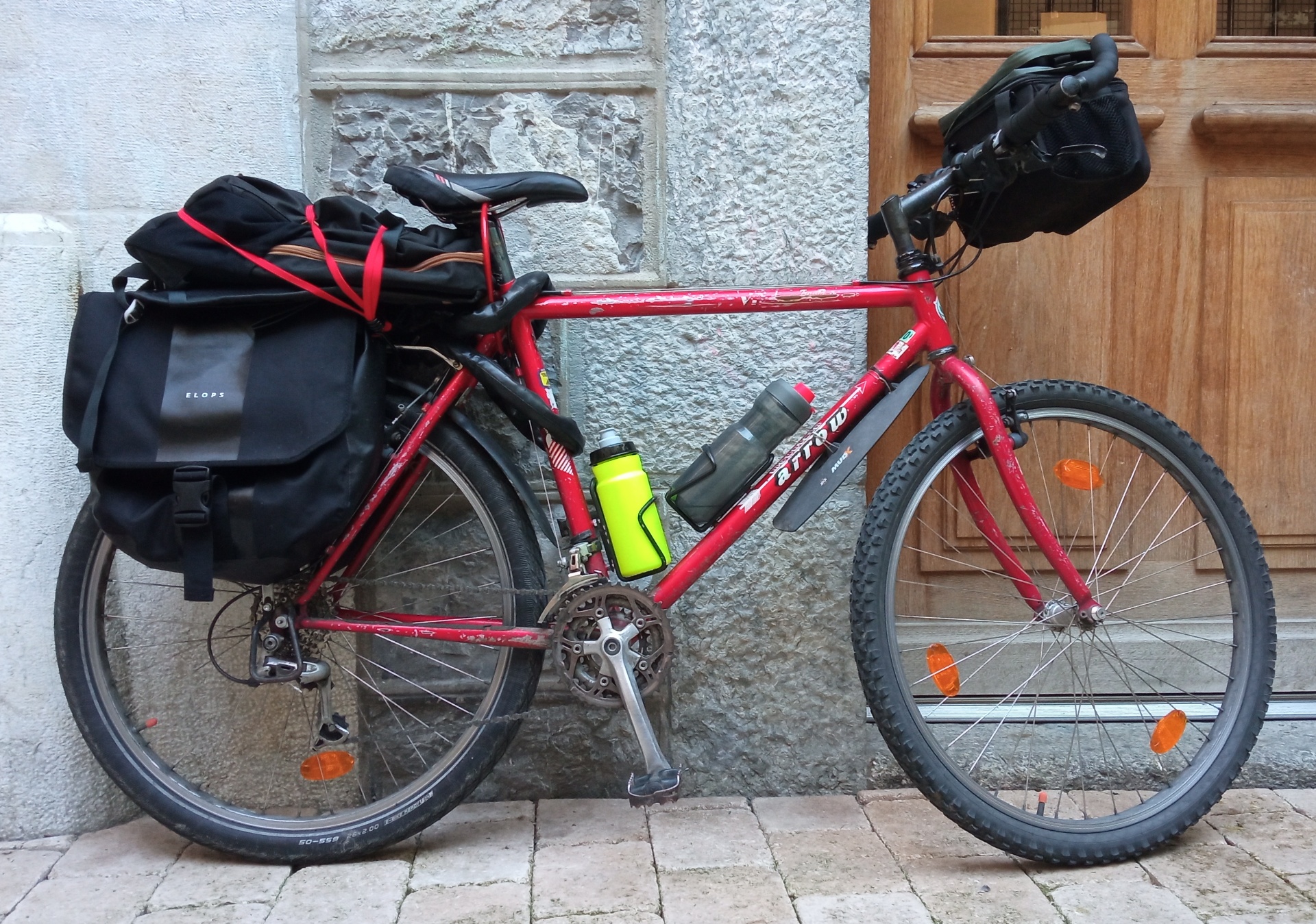 vélo rouge, simplement équipé
